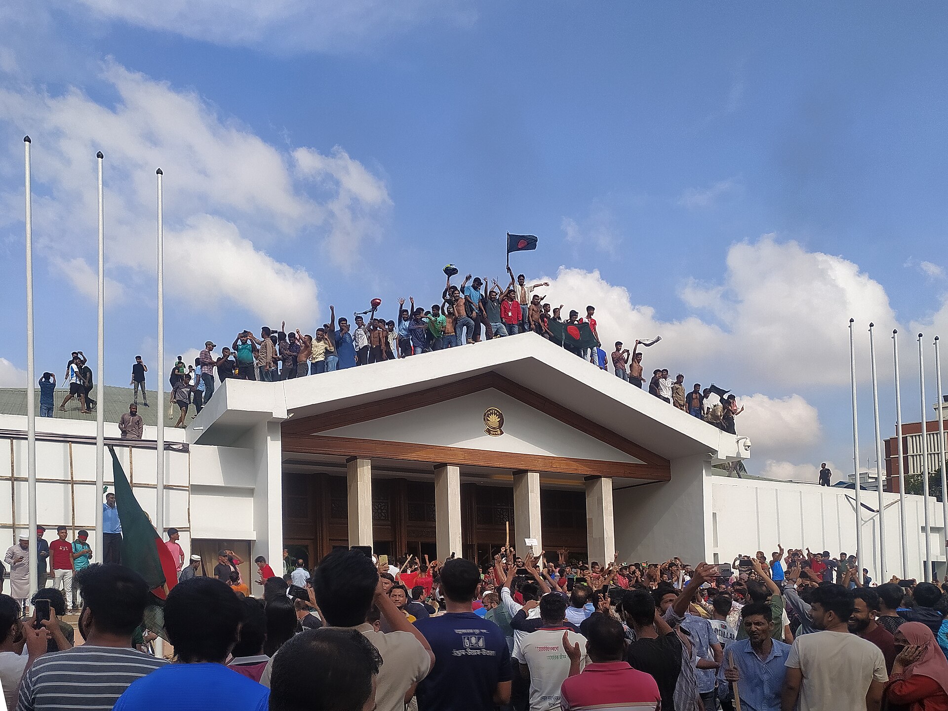 People_cheering_in_front_of_the_Prime_Minister's_Office_after_Sheikh_Hasina's_resignation People_cheering_in_front_of_the_Prime_Minister's_Office_after_Sheikh_Hasina's_resignation